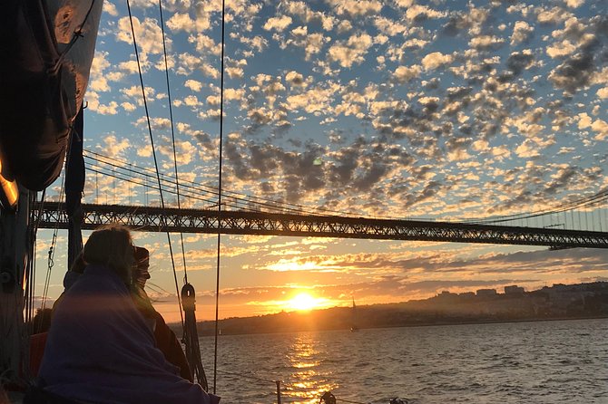 2 Hour Lisbon Sunset and Wine Sailing Tour - Why This 2-Hour Lisbon Sunset Cruise Works So Well
