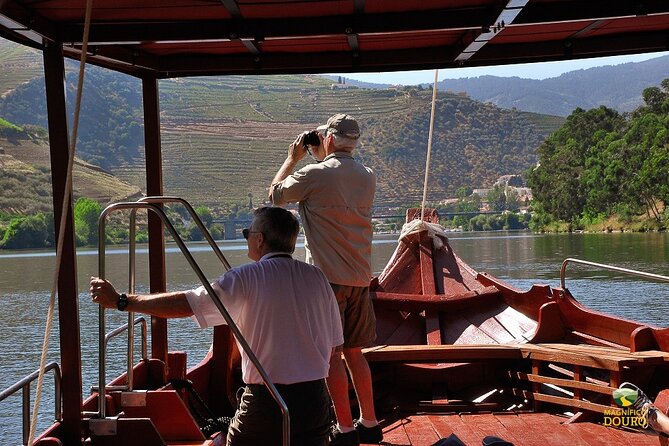 2-hour Rabelo Boat tour in Pinhão - The People Factor: Crew Help, But Crowds Can Still Win