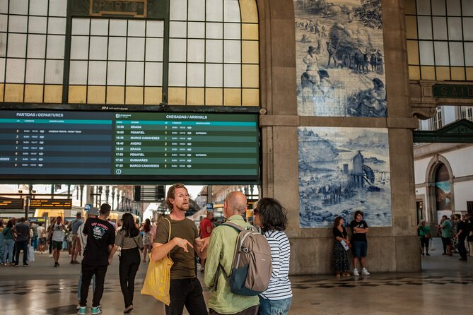 3-hour private guided walking tour of the BEST of Porto - Livraria Lello and Miradouro da Vitoria: famous doors and the view reset