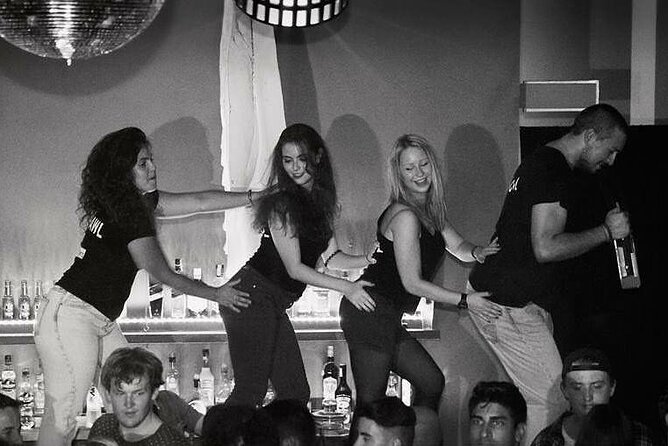4-hour Guided Porto Pub Crawl with 6 drinks and VIP CLUBentry - Stop 1 at Fonte dos Leões, Where the Night Gets Organized
