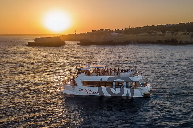 Albufeira: 6-Hour Sunset Dinner Catamaran Cruise with Open Bar - Live Commentary and Entertainment: The Lively Part That’s Actually Useful