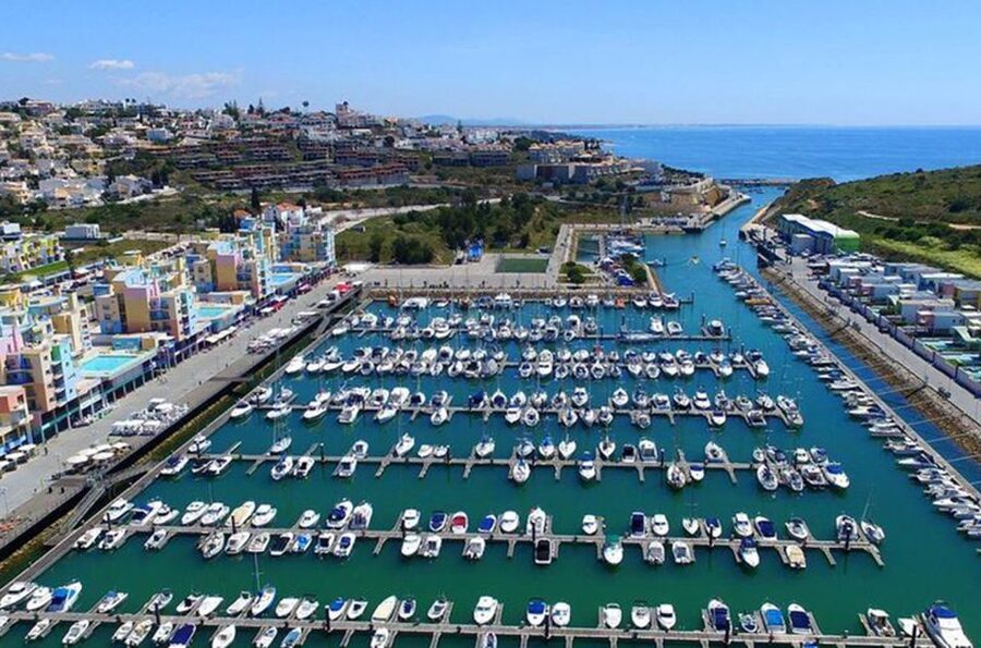Albufeira: Beaches, Old Town, and Salgados Lagoon Jeep Tour - Praia do Castelo: A Sheltered Beach Moment