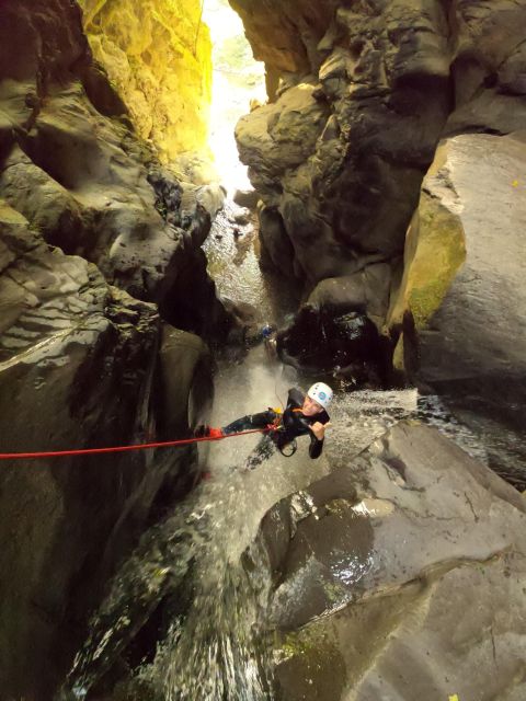 Azores: Canyoning in Salto do Cabrito - Salto do Cabrito in the Azores: a canyon shaped by hot water