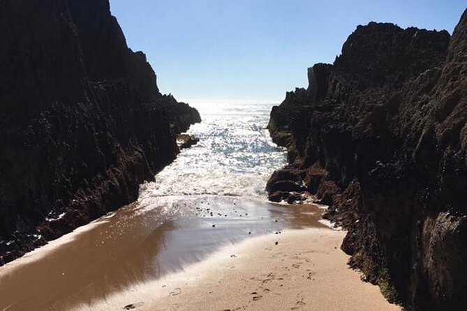 Beaches and Monuments ECAR GPS/Audioguide EN ES FR IT DE DU - Azenhas do Mar: rock-cut natural pools in a scenic valley