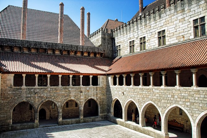 Braga & Guimarães Small Group Tour: Lunch & All Tickets Included - Diana Restaurant Lunch, Vinho Verde, and Northern Portuguese Flavor