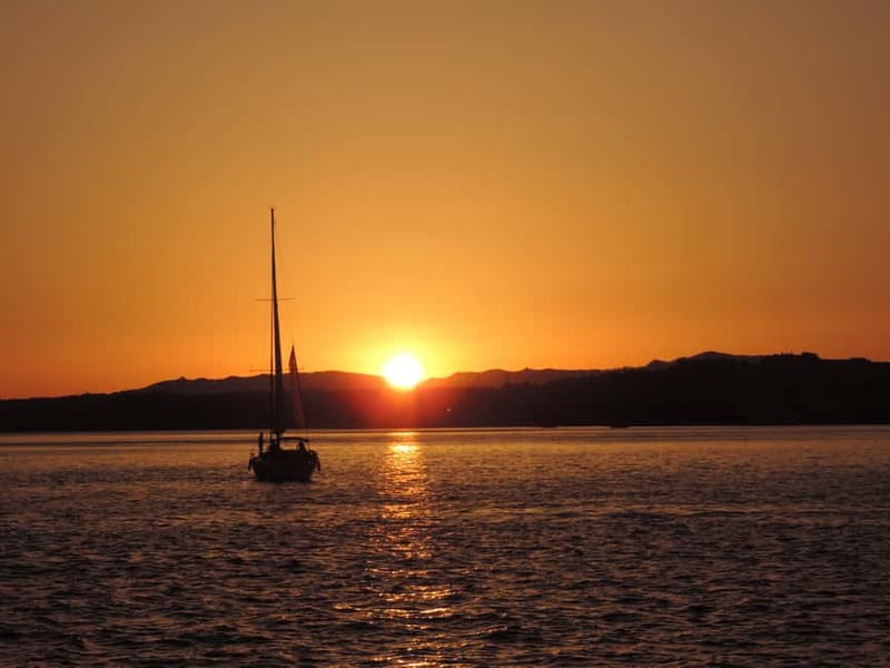 Cascais: Sunset Boat Trip with Welcome Drinks - From Marina de Cascais out to the open water, in 90 minutes