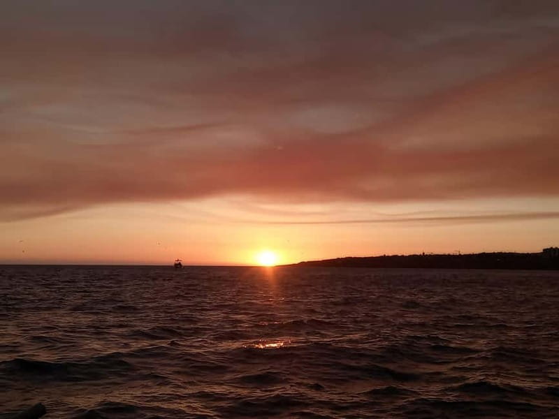 Cascais: Sunset Boat Trip with Welcome Drinks - Old mansions, the coast’s defenses, and a James Bond style tour