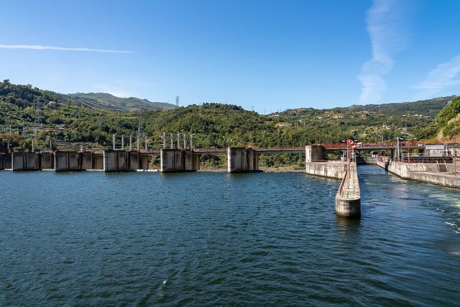 Day Cruise from Porto to Pinhão with Breakfast and Lunch - Crestuma-Lever and Carrapatelo: the Douro’s engineering views