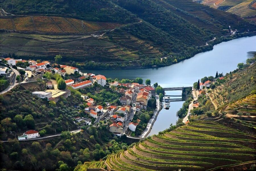 Day Cruise from Porto to Pinhão with Breakfast and Lunch - Lunch timing near Régua and Bagaúste, plus a break in the action