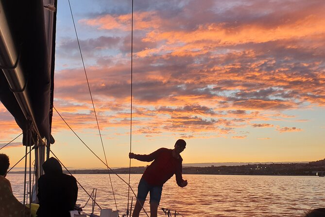 Daytime/Lisbon Sunset Boat with history and wine (small group) - The history talk: how Lisbon makes sense when you see it from water