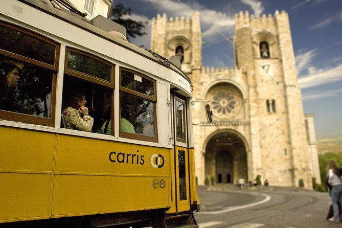 Discover Lisbon's Alfama: Secrets of the Old Town - Start at Praça do Rossio: The Quick Way to Get Oriented