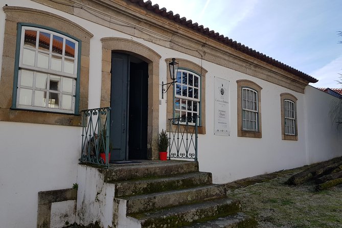 Douro Valley Wine Tour: 3 Vineyard Visits, Wine Tastings, Lunch - Pinhão Lunch Break: Traditional Food, Wine Pairing, and View Time