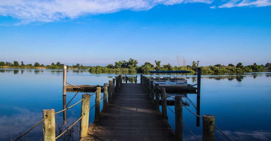 Escaroupim: 1 hour boat trip, guided tour - Palhota village and Alves Redol, how literature joins the river