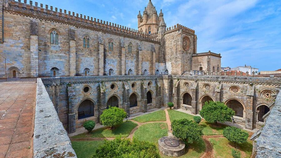 Évora: Private tour with entrance tickets to main monuments - Évora Cathedral: one site, many ways to understand it