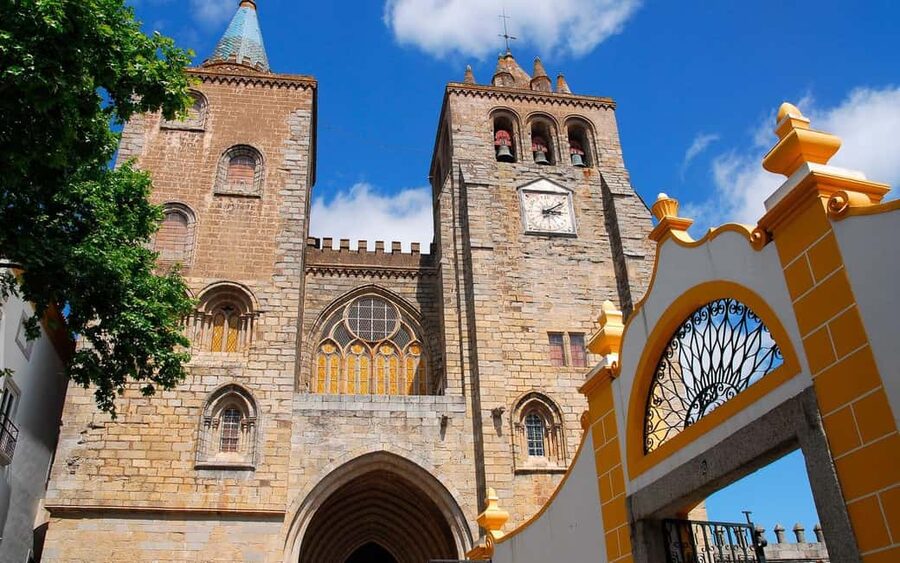Évora: Private tour with entrance tickets to main monuments - What it’s like to actually walk the route