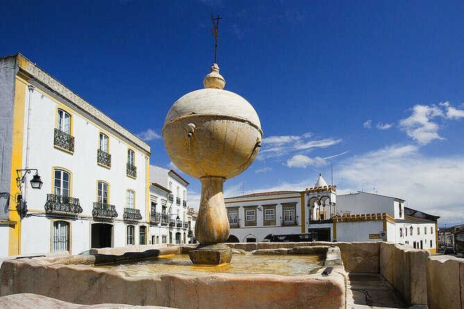 Évora: Private walking tour with tickets to main monuments - Getting Oriented at Praça do Giraldo, the City’s Social Heart