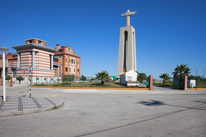 Explore Lisbon City on a private half-day tour in a van - Key things I’d bet on