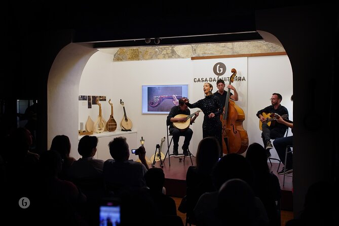 Fado by Casa da Guitarra - What happens during the one-hour fado concert