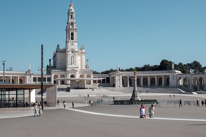 Faith and Heritage: Fátima, Batalha, Nazaré, Óbidos from Lisbon - The guide experience: why this tour often feels like a friendly day out