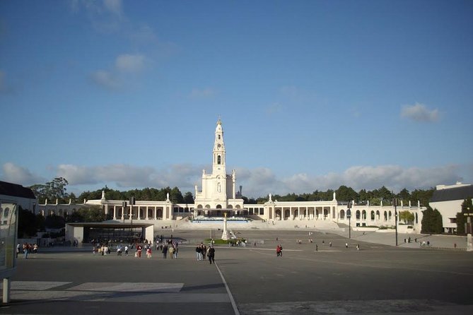 Fátima, Nazaré, and Óbidos: Small Group Tour From Lisbon - Lunch in Nazaré: the payoff for going off the main drag