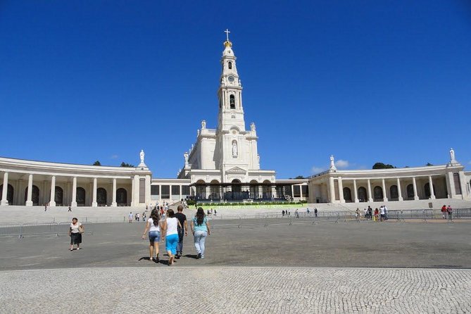 Fátima, Nazaré, and Óbidos: Small Group Tour From Lisbon - Óbidos inside the walls: medieval streets, queenly dowries, and the chocolate cup finish