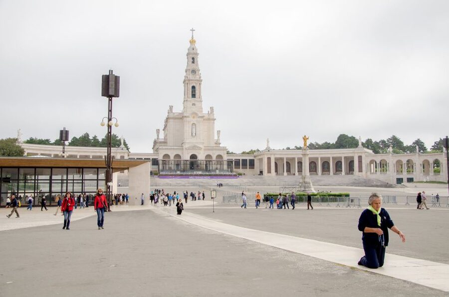 Fátima, Óbidos and the Atlantic Coast Day Tour from Lisbon - Sanctuary of Fátima: guided time at a world-famous pilgrimage site