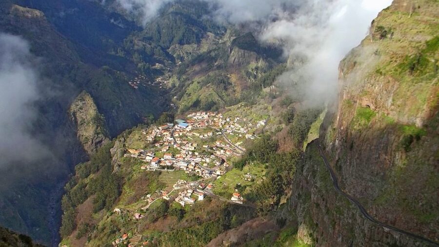 From Funchal: Nuns Valley, Monte and Sleigh Ride Tour - The 2-kilometer toboggan ride down Livramento