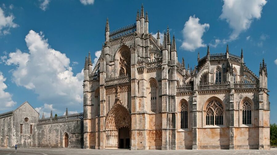 From Lisbon: Fátima, Batalha, Nazaré & Óbidos Full-Day Tour - Nazaré Fishing Village: The 1182 Cliff Legend and Real Ocean Views