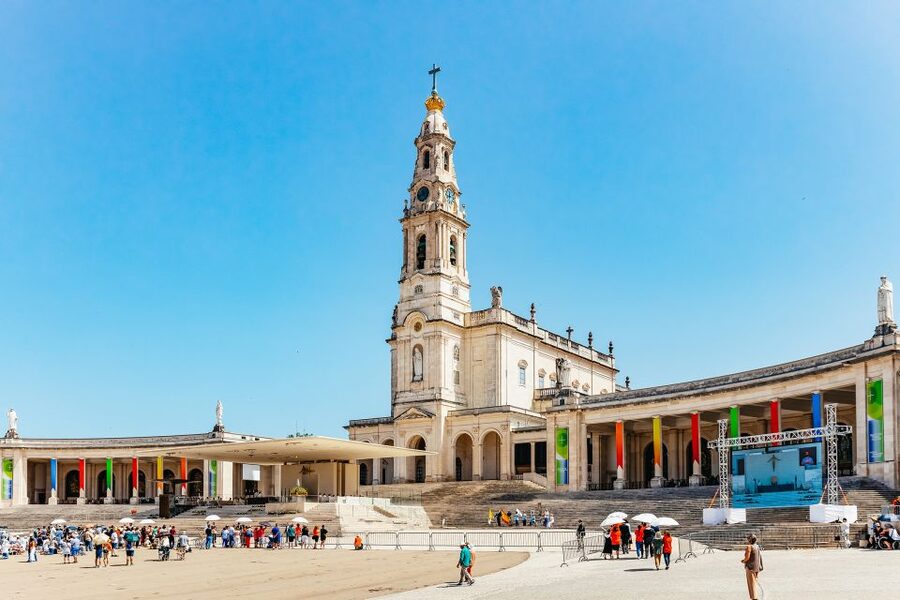 From Lisbon: Fatima Batalha Nazaré & Óbidos Small-Group Tour - Guides, language, and what to expect in real time