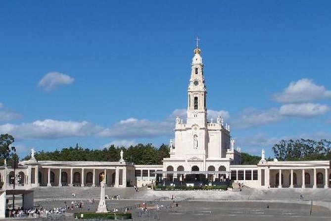 From Lisbon: Fátima, Nazaré, Batalha and Óbidos Guided Tour - Nazaré: beach time plus a lunch break you control