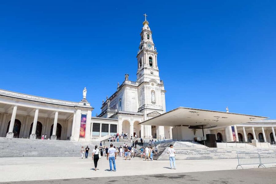 From Lisbon: Fátima, Nazaré & Sintra – 3 Cities Guided Tour - Lisbon meet-up and the ride that sets the tone