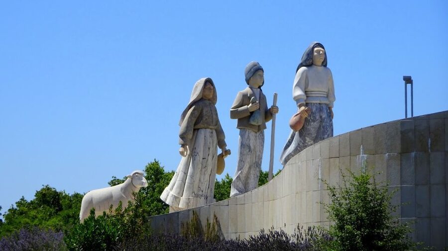 From Lisbon: Fátima, Óbidos Medieval, Nazaré Atlantic Coast - Getting to the start: Miradouro Parque Eduardo VII and the blue flag
