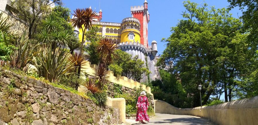 From Lisbon: Sintra, Regaleira and Pena Palace Guided Tour - Guides set the tone, and the best ones really do