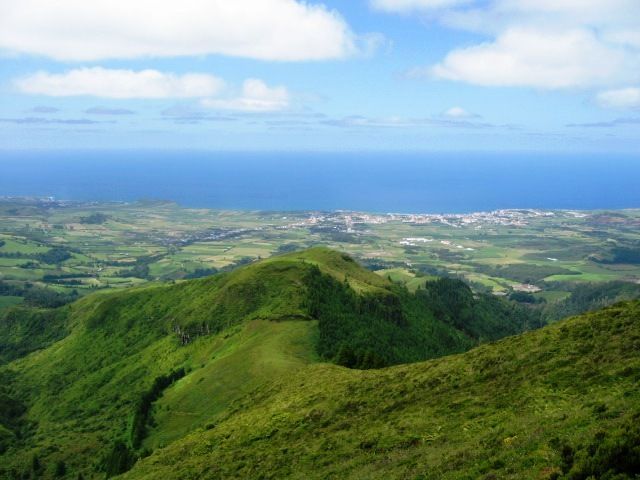 From Ponta Delgada: Lagoa do Fogo Half-Day Jeep Tour - Getting picked up in Ponta Delgada, then shaking off the city
