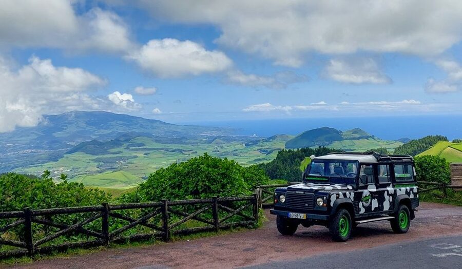 Full Day Sete Cidades + Lagoa do Fogo - Vista do Rei, Lagoa das Canárias, and the Blue and Green Lagoon contrast