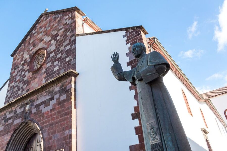 Funchal: Old Town Walking Tour - Municipal Garden and a Wine Lodge stop: a quick reset with Madeira taste
