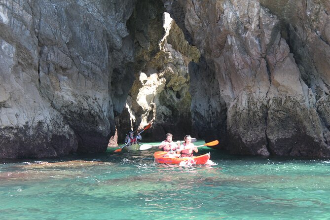Kayak tour from Sesimbra to Ribeira do Cavalo Beach, passing through the caves - Cove da Mula and Limestone Layers You Can See