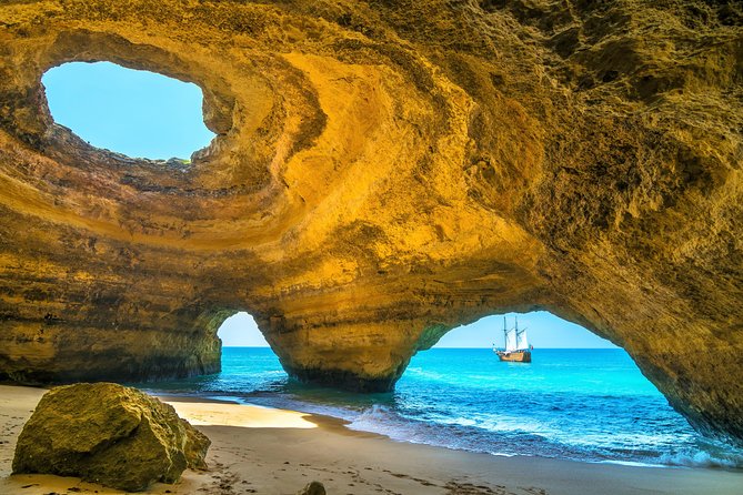 Lagos - Benagil Sea Cave Tour Seafaris - Guides and crew: why the narration quality matters on a fast boat