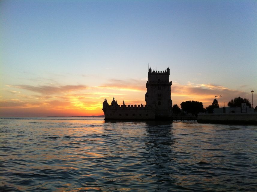 Lisbon: 2-Hour Sunset Sailing Tour on Luxury Sailing Yacht - Alfama and São Jorge Castle: old Lisbon in a short time