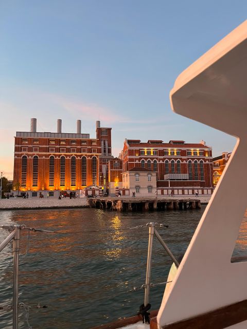 Lisbon: 2H Sunset Boat Cruise Tour with Drinks - FAQ