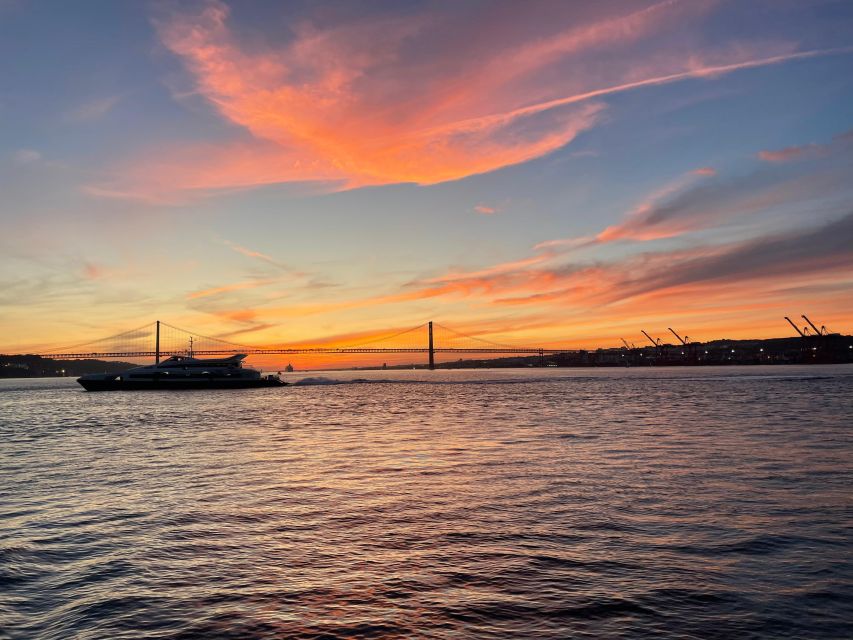 Lisbon: 2H Sunset Boat Cruise Tour with Drinks - What the crew adds, from stories to good banter