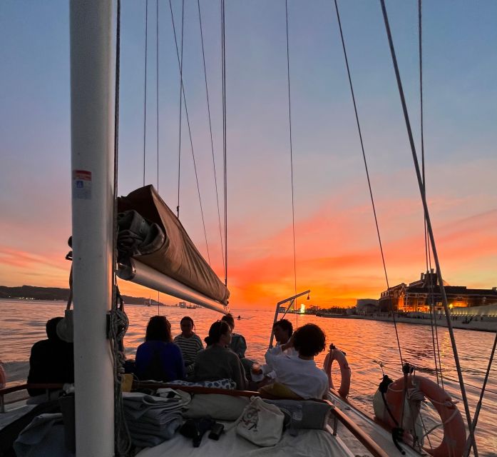 Lisbon: 2H Sunset Boat Cruise Tour with Drinks - Comfort details that matter more than you think