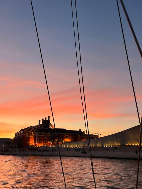 Lisbon: 2H Sunset Boat Cruise Tour with Drinks - Who should book this Lisbon sunset cruise