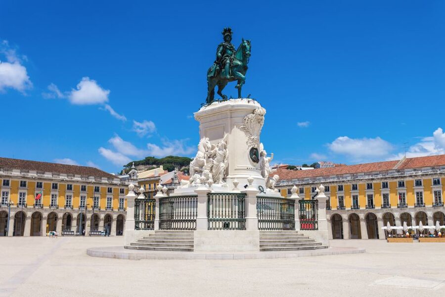 Lisbon: 3-in-1 Hop-On Hop-Off Bus and Tram Tours - Modern Lisbon bus route: tiles, aquarium time, and the city’s newer face