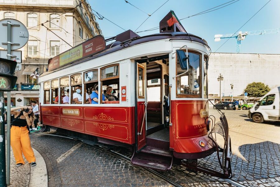Lisbon: 72/96-Hour Hop-On Hop-Off Bus, Tram & Boat Ticket - Modern Lisbon bus route: Avenida da Liberdade to Oceanário and Vasco da Gama