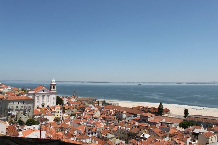 Lisbon: Alfama and São Jorge Castle Quarters Walking Tour - Fado origins and Largo do Chafariz de Dentro, customs you can feel