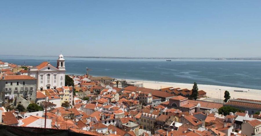 Lisbon: Alfama and São Jorge Castle Quarters Walking Tour - São Jorge Castle focus, what you’ll see if you do not enter