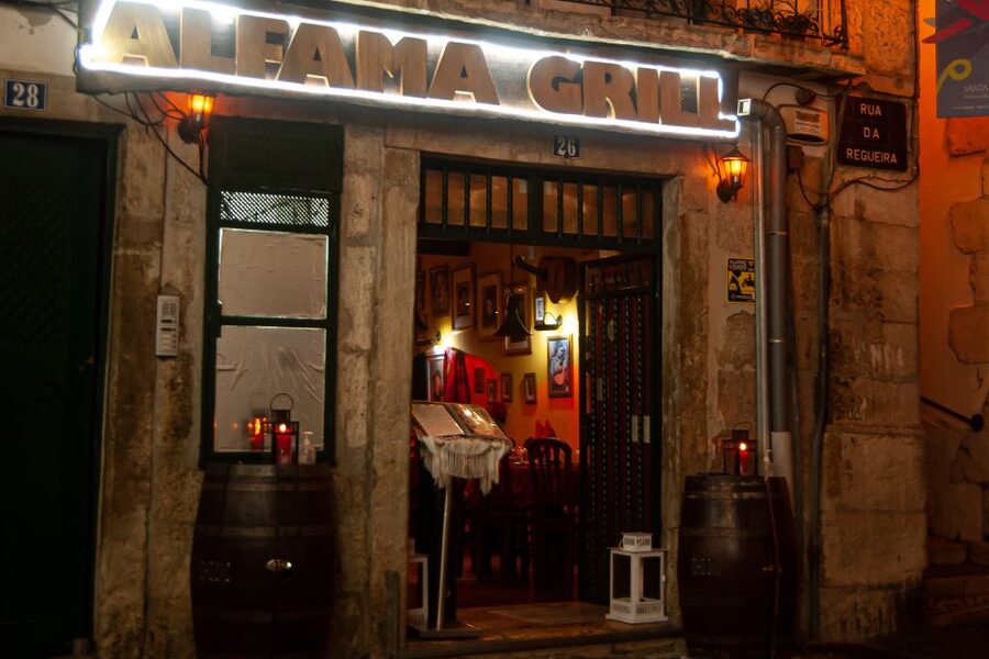 Lisbon: Alfama Tour and Live Fado with Traditional Dinner - How guides shape the whole experience, especially in Alfama