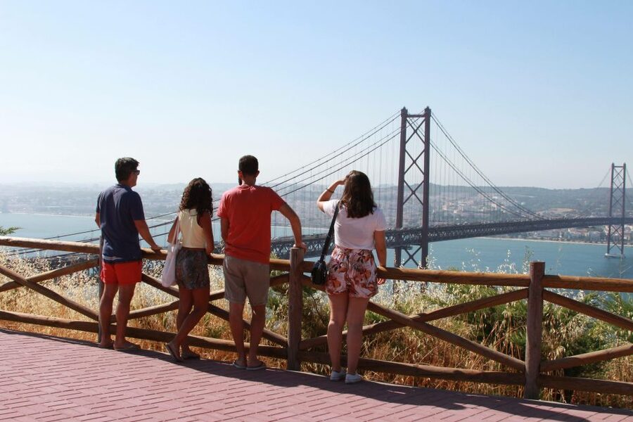 Lisbon: Arrábida and Sesimbra Day Trip with Wine - Second Azeitão stop and the guided tasting focus