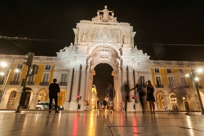 Lisbon: Authentic Fado Show, Dinner and Night Tour - Dinner at a typical Fado restaurant: what to expect from the meal